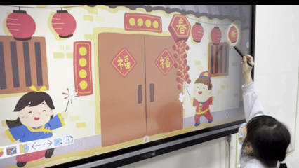 過年啦!孩子點亮觸控屏幕上的燈籠